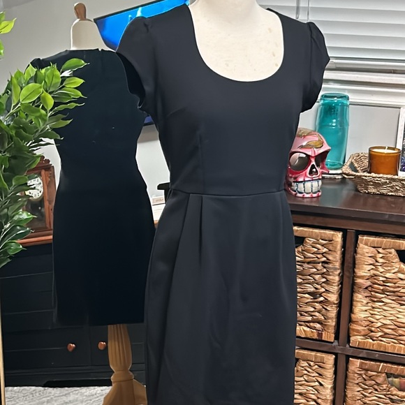 Banana Republic LBD - Picture 2 of 6